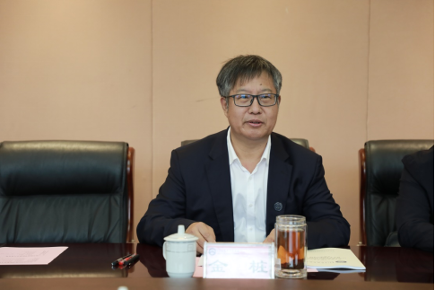 金桩校长对格日乐图校长一行来访表示热烈的欢迎,并向格日乐图校长